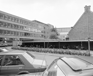 882550 Gezicht op het parkeerterrein van kantoorgebouwen aan de Ahornstraat en Nijenoord te Utrecht, bij de Vinkertlaan.